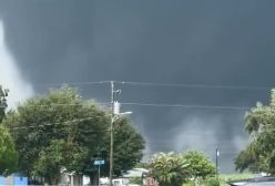 گردبادی از طوفان میلتون در نزدیکی کلویستون فلوریدای آمریکا