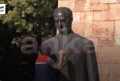 یک مقام مسئول و کارگر نظافتچی به دلیل نحوه غبارروبی مجسمه آتاتورک اخراج شدند!