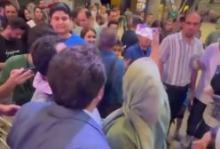 حضور مصطفی زمانی در اکران مردمی فیلم عطرآلود + دانلود رایگان و کامل فیلم عطرآلود