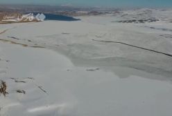 بخشی از دریاچهٔ زاینده‌رود یخ زد | زاینده‌ رود