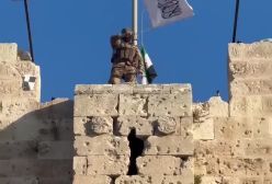 تصاویری از ارگ حلب و پرچم طالبان در دست نیروهای تحریرالشام!