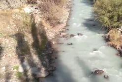 ویدیوی منتشر شده از تغییر رنگ عجیب آب رودخانه کرج