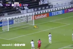 شوت خطرناک ریگی از بالای دروازه به بیرون رفت!