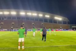 لحظه ورود بازیکنان تیم ملی برای گرم کردن قبل از بازی با کره شمالی