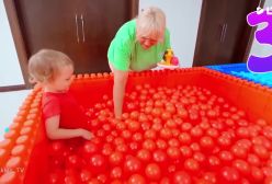 وانیا و مانیا -_بازی ۵کودک با مادر بزرگشان