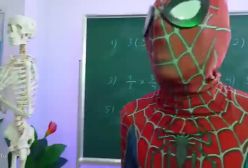 نبرد مرد عنکبوتی / حمله آدم فضایی به خانه مردعنکبوتی