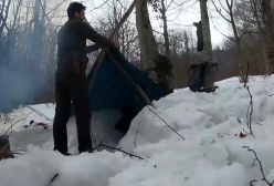 کمپینگ در جنگل برفی با کباب ماهی قزل آلا روی هیزم