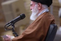 رهبری انگشتر خویش را بنا به درخواست دختر خانمی اهدا کردند | 21 آذر 1403