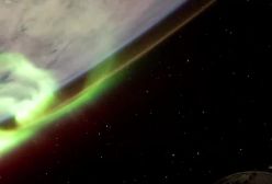 زیبایی ببینیم | شفق قطبی درخشان در فضا | 20 دی 1403