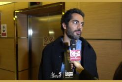 خوشحالی نوید پورفرج در برابر دوربین سلام سینما در لحظه نامزدی برای سیمرغ بلورین