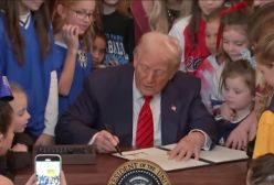 دستور جنجالی و جدید ترامپ: ممنوعیت حضور مردان در ورزش های زنان | 18 بهمن 1403