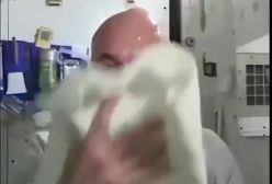 چگونه یک فضانورد موهایش را در فضا می‌شوید؟ | ۳ دی ۱۴۰۳