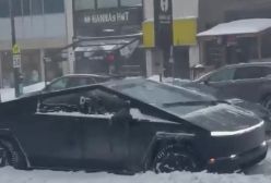 گیر کردن سایبرتراک تسلا در برف! ۳ اسفند ۱۴۰۳