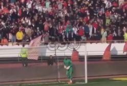 ریختن دلار بر سر پیرانوند توسط هواداران پرسپولیسی‌ | 7 بهمن 1403