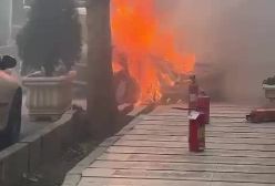 تصاویر متاثرکننده از لحظه آتش گرفتن یک خودروی ۲۰۶ در کرج | 26 دی 1403