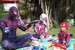 نبرد مرد عنکبوتی و اسپایدرمن/ جوکر زندانی