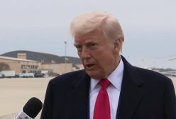 ببینید! ضربه زدن یک خبرنگار به صورت ترامپ با میکروفون | 25 اسفند 1403