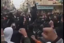 تظاهرات مردم خشمگین حمص در پی اهانت طرفداران الجولانی به مقدسات علویان | ۵ دی ۱۴۰۳