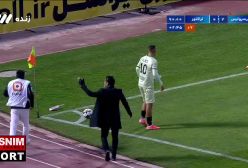 پرتاب اشیا به زمین از سوی هواداران پرسپولیس و عکس العمل کریم باقری و افشین پیروانی | 7 بهمن 1403