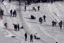 تصاویری از تیوپ‌سواری در شهرستان اهر بعد از بارش سنگین برف | 4 اسفند 1403