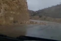 ببینید! لحظۀ هولناک و خطرناک ریزش کوه در جادۀ کازرون-شیراز | 18 اسفند 1403