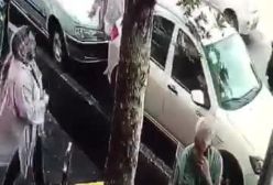 لحظه سرقت گردنبند طلا یک عابر در روز روشن در خیابان کارگر تهران | 4 دی 1403