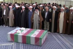 تصاویری از لحظه اقامه نماز رهبر انقلاب بر پیکر قضات شهید | 30 دی 1403
