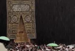 بارش شدید رحمت الهی بر کعبه و جاری شدن سیلاب در مکه| ۷ دی ۱۴۰۳