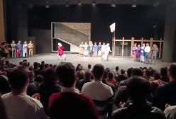 استقبال مخاطبان از نمایش پژمان جمشیدی در جشنواره تئاتر فجر