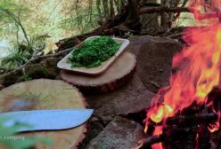 کمپینگ در یک غار سنگی و پختن گوشت روی هیزم