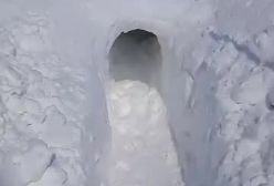 ببینید! ایجاد تونل برفی برای رفت و آمد در خلخال | 26 بهمن 1403