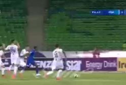 مهاجم استقلال بین دو مدافع فولاد ساندویچ شد