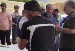 حسین تهی در حال توزیع نذری در روز عاشورا