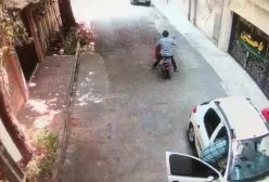 ببینید| لحظه شکه کننده زورگیری دوموتور سوار از یک مادر و فرزند جلوی درب خانه اش | 18 مرداد 1404