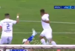 صحنه جنجالی خطای مشکوک پیکان روی محمدرضا آزادی