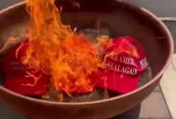 ببینید| مخالفان کلاه مخصوص ترامپ را به آتش کشیدند | 22 تیر 1404