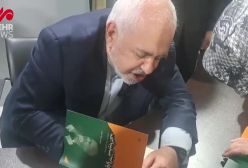 ببینید/ حضور جواد ظریف در نمایشگاه کتاب تهران برای امضای کتابش | 21 اردیبهشت 1404