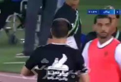 لحظه انفجار سکوهای استقلال با حرکت دست داور