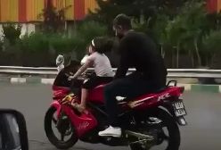 خبر شکه کننده : دختربچه ۴ ساله‌ راننده موتورسیکلت شد | 26 اردیبهشت 1404