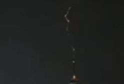 شکار لحظه ها ! لحظه شگفت انگیز برخورد صاعقه به برج میلاد تهران در شب گذشته | 30 آبان1403