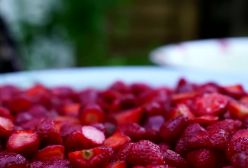 نگهداری توت‌فرنگی بدون جوشاندن و فریز کردن برای زمستان