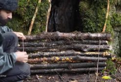 ساختن پناهگاه زیر درخت همراه با دکستر در زیر باران