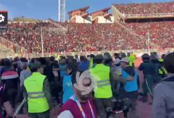 ببینید | صحنه عجیب، هواداران ملوان به زمین ریختند