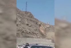 لحظه ریزش کوه در اتوبان قزوین - رشت