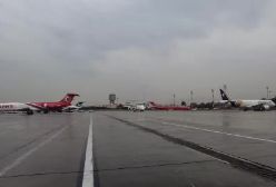 صبح بارانی پایتخت و وضعیت انجام پروازها در فرودگاه بین المللی مهرآباد