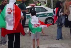 حضور هواداران زن مقابل ورودی ورزشگاه آزادی در آستانه بازی با کره شمالی