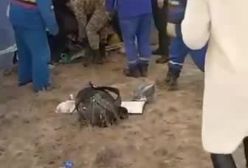 لحظه متاثرکننده بیرون کشیدن مسافران زنده از هواپیمای سقوط کرده آذربایجانی | 5 دی 1403