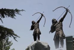 آرش کمانگیر در میدان ونک ایستاد | 16 مرداد 1404