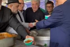 تصاویری از حضور علی پروین، تاج و رویانیان در مراسم پخت ۷۲ دیگ غذای نذری | 18 تیر 1404