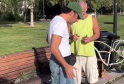 سیگار کشیدن نوید محمدزاده با یک غریبه در آمریکا